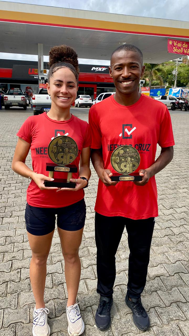 Maria Célia com Troféu