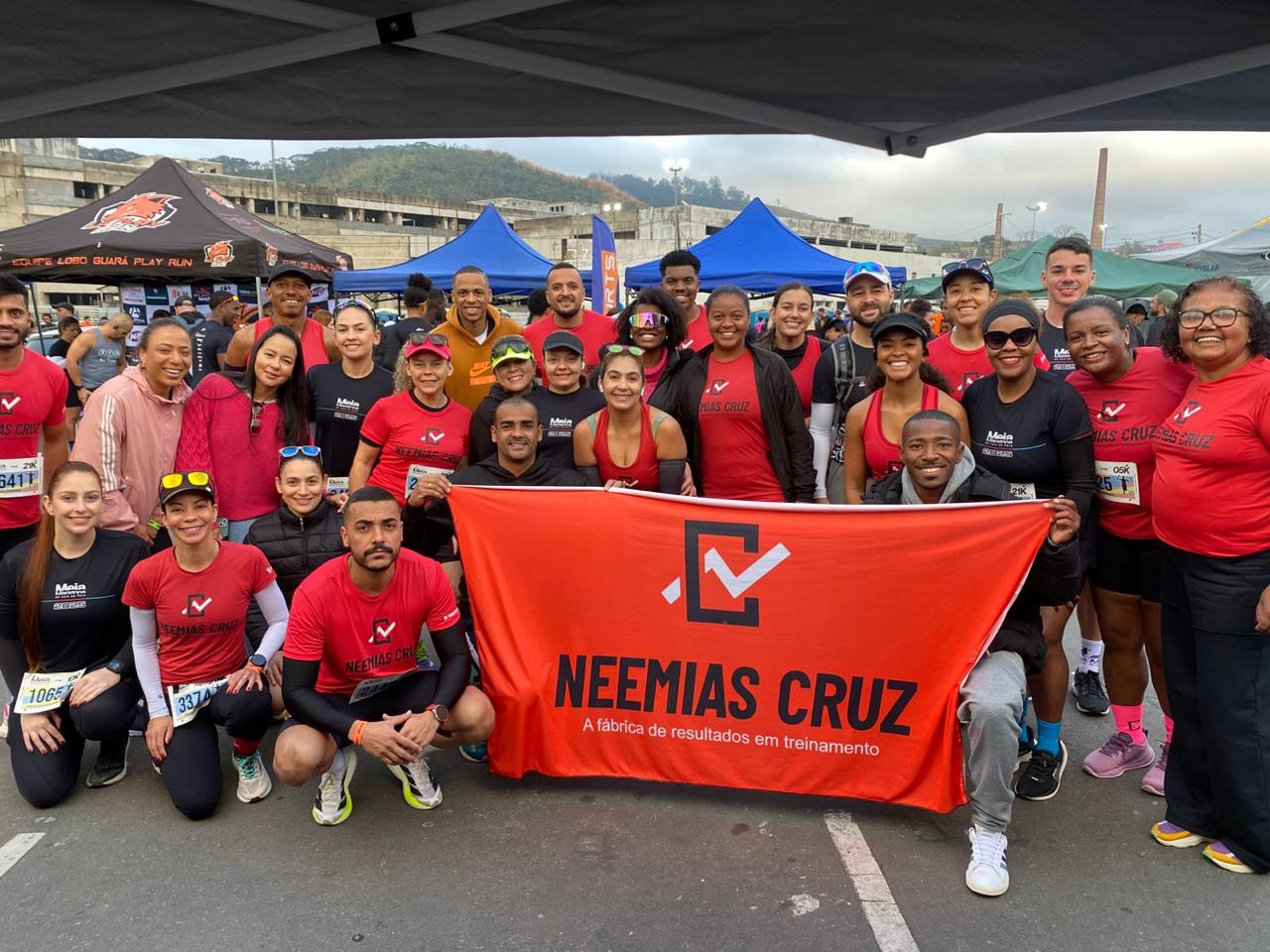 Alunos da assessoria correndo em grupo